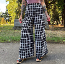 Load image into Gallery viewer, Vintage 70s black and white wide leg pants squares
